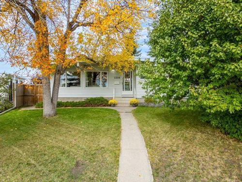 2308 Munro Drive Ne, Calgary, AB - Outdoor