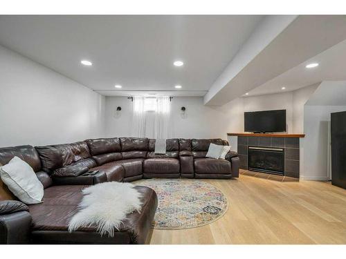 2308 Munro Drive Ne, Calgary, AB - Indoor Photo Showing Living Room