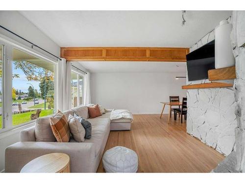 2308 Munro Drive Ne, Calgary, AB - Indoor Photo Showing Living Room