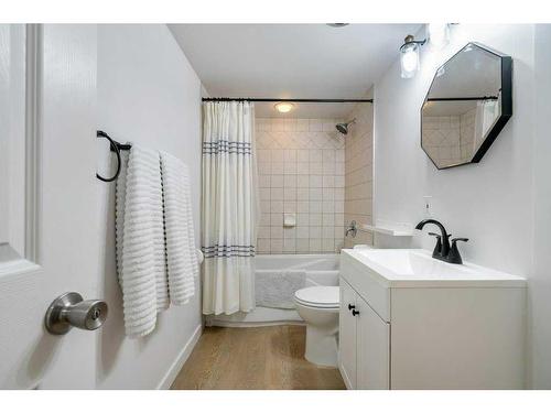 2308 Munro Drive Ne, Calgary, AB - Indoor Photo Showing Bathroom