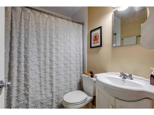 4724 Stanley Road Sw, Calgary, AB - Indoor Photo Showing Bathroom