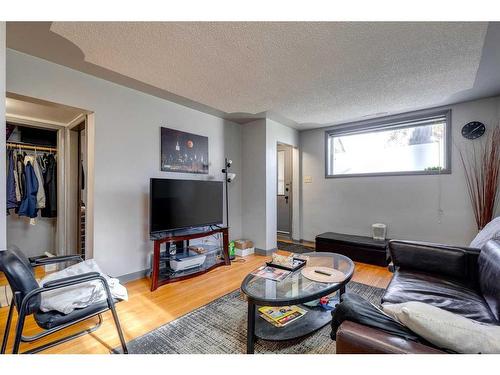 4724 Stanley Road Sw, Calgary, AB - Indoor Photo Showing Living Room