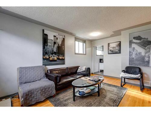 4724 Stanley Road Sw, Calgary, AB - Indoor Photo Showing Living Room