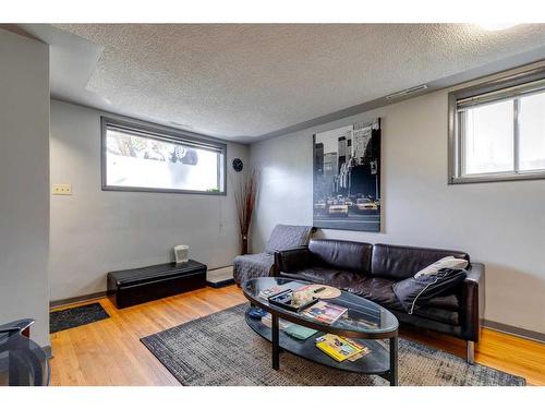 4724 Stanley Road Sw, Calgary, AB - Indoor Photo Showing Living Room