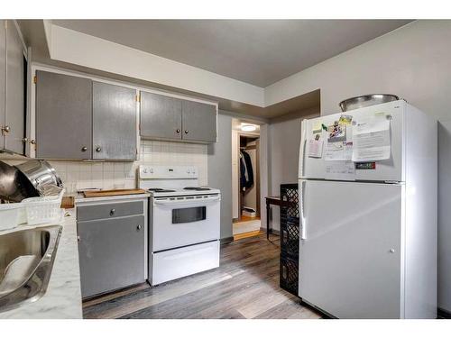 4724 Stanley Road Sw, Calgary, AB - Indoor Photo Showing Kitchen