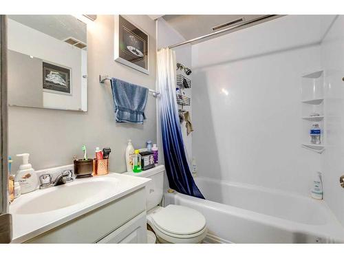 4724 Stanley Road Sw, Calgary, AB - Indoor Photo Showing Bathroom