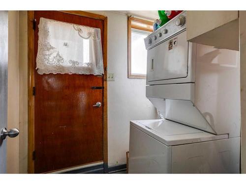 4724 Stanley Road Sw, Calgary, AB - Indoor Photo Showing Laundry Room