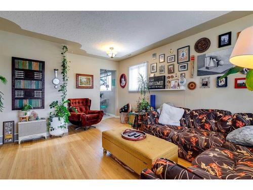 4724 Stanley Road Sw, Calgary, AB - Indoor Photo Showing Living Room