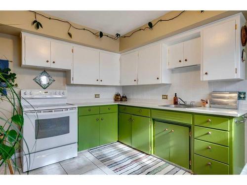 4724 Stanley Road Sw, Calgary, AB - Indoor Photo Showing Kitchen