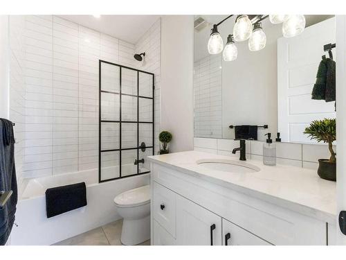 1916 27 Avenue Sw, Calgary, AB - Indoor Photo Showing Bathroom