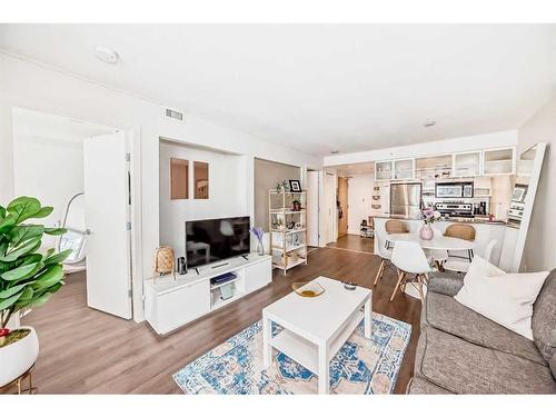 1601-1110 11 Street Sw, Calgary, AB - Indoor Photo Showing Living Room