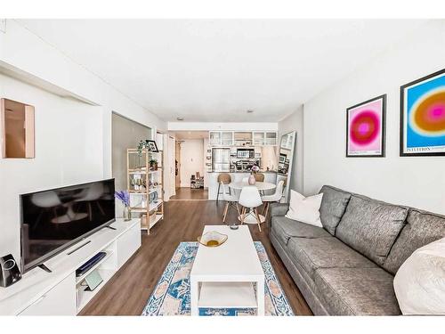 1601-1110 11 Street Sw, Calgary, AB - Indoor Photo Showing Living Room