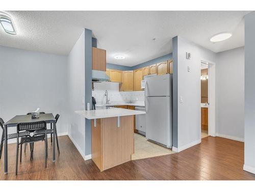 207-9 Country Village Bay Ne, Calgary, AB - Indoor Photo Showing Kitchen