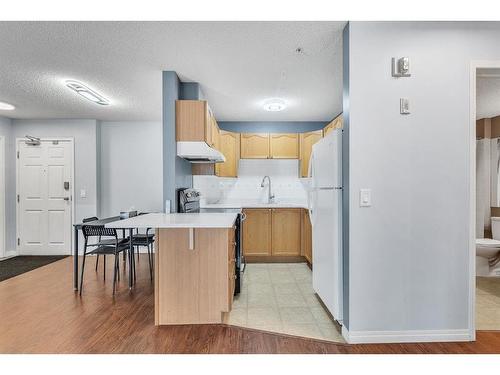 207-9 Country Village Bay Ne, Calgary, AB - Indoor Photo Showing Kitchen