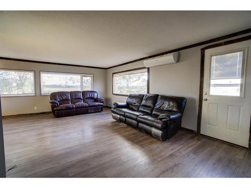 380 59 Avenue, Claresholm, AB - Indoor Photo Showing Living Room