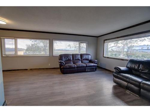 380 59 Avenue, Claresholm, AB - Indoor Photo Showing Living Room