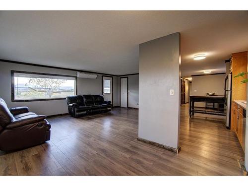 380 59 Avenue, Claresholm, AB - Indoor Photo Showing Living Room