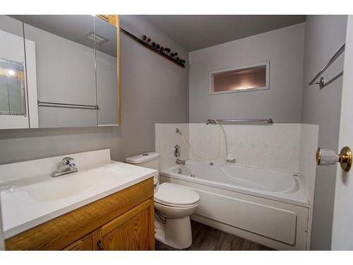 380 59 Avenue, Claresholm, AB - Indoor Photo Showing Bathroom