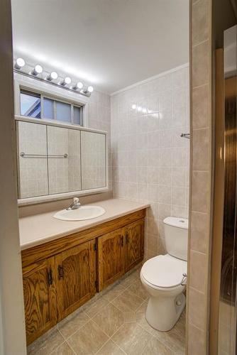 380 59 Avenue, Claresholm, AB - Indoor Photo Showing Bathroom