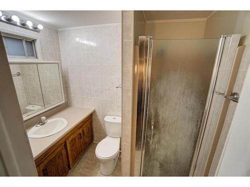 380 59 Avenue, Claresholm, AB - Indoor Photo Showing Bathroom