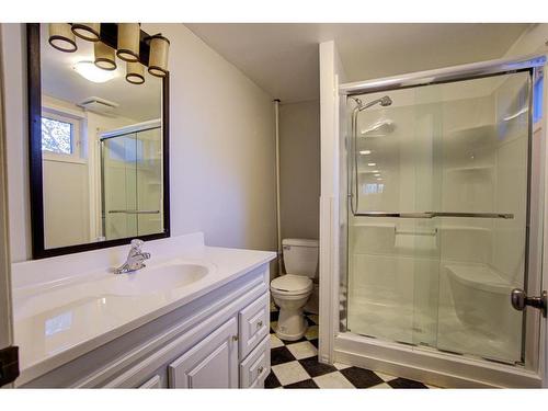 380 59 Avenue, Claresholm, AB - Indoor Photo Showing Bathroom