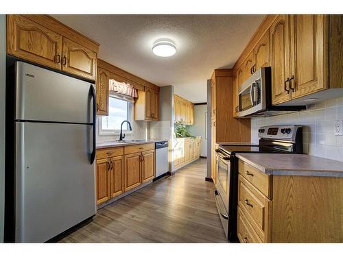 380 59 Avenue, Claresholm, AB - Indoor Photo Showing Kitchen