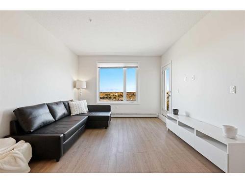 401-30 Shawnee Common Sw, Calgary, AB - Indoor Photo Showing Living Room