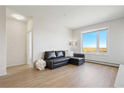 401-30 Shawnee Common Sw, Calgary, AB - Indoor Photo Showing Living Room