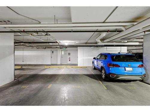 401-30 Shawnee Common Sw, Calgary, AB - Indoor Photo Showing Garage