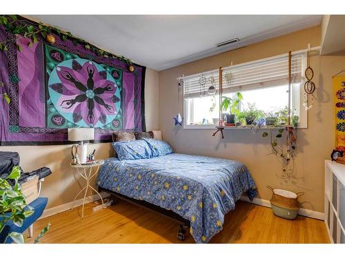 4728 Stanley Road Sw, Calgary, AB - Indoor Photo Showing Bedroom