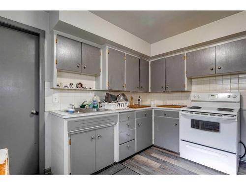 4728 Stanley Road Sw, Calgary, AB - Indoor Photo Showing Kitchen