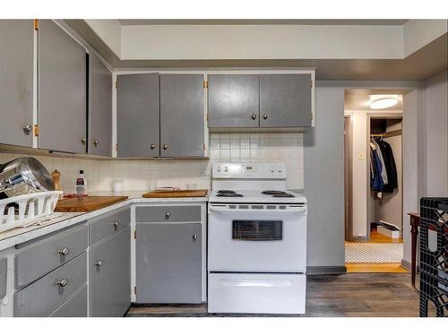 4728 Stanley Road Sw, Calgary, AB - Indoor Photo Showing Kitchen