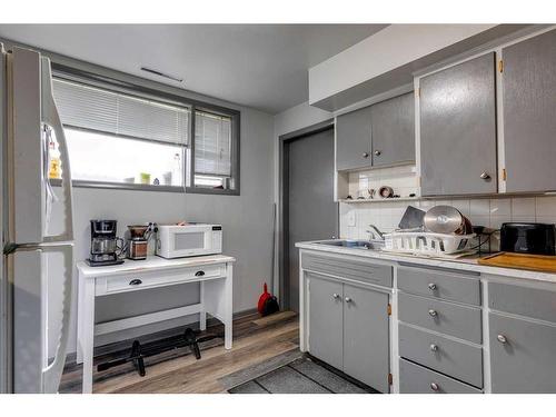 4728 Stanley Road Sw, Calgary, AB - Indoor Photo Showing Kitchen