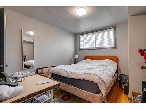 4728 Stanley Road Sw, Calgary, AB - Indoor Photo Showing Bedroom