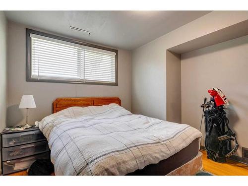 4728 Stanley Road Sw, Calgary, AB - Indoor Photo Showing Bedroom