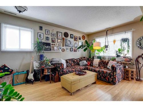 4728 Stanley Road Sw, Calgary, AB - Indoor Photo Showing Living Room