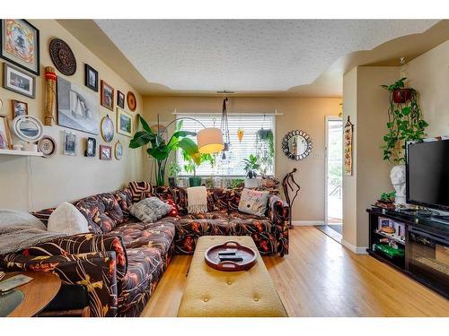 4728 Stanley Road Sw, Calgary, AB - Indoor Photo Showing Living Room