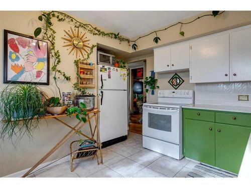 4728 Stanley Road Sw, Calgary, AB - Indoor Photo Showing Kitchen