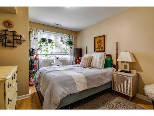 4728 Stanley Road Sw, Calgary, AB - Indoor Photo Showing Bedroom