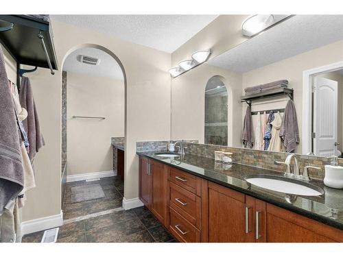 1425 Ranch Road, Carstairs, AB - Indoor Photo Showing Bathroom