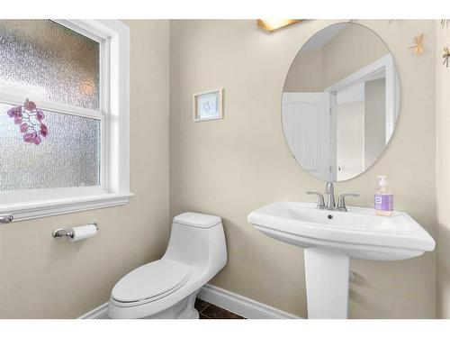 1425 Ranch Road, Carstairs, AB - Indoor Photo Showing Bathroom