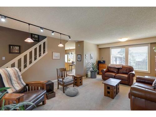 407 Whiteridge Crescent Ne, Calgary, AB - Indoor Photo Showing Living Room