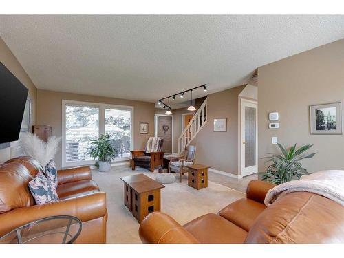 407 Whiteridge Crescent Ne, Calgary, AB - Indoor Photo Showing Living Room