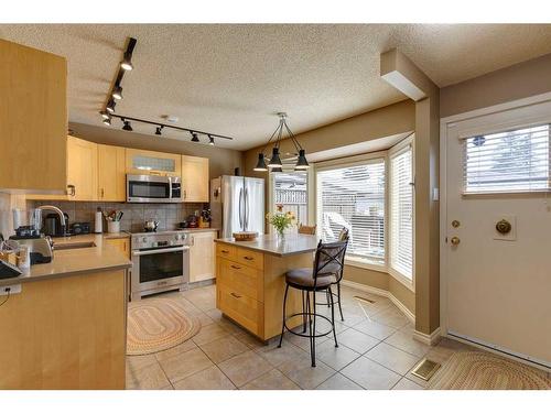 407 Whiteridge Crescent Ne, Calgary, AB - Indoor Photo Showing Kitchen