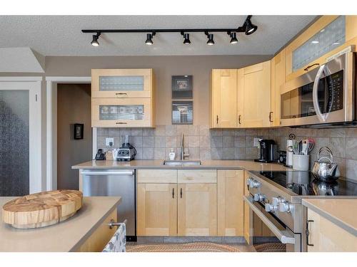 407 Whiteridge Crescent Ne, Calgary, AB - Indoor Photo Showing Kitchen