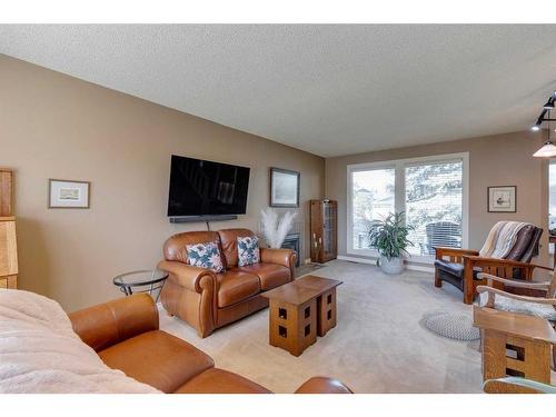 407 Whiteridge Crescent Ne, Calgary, AB - Indoor Photo Showing Living Room