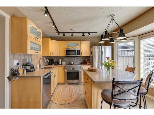 407 Whiteridge Crescent Ne, Calgary, AB - Indoor Photo Showing Kitchen