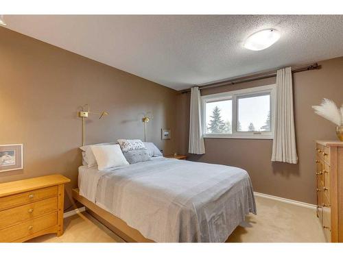 407 Whiteridge Crescent Ne, Calgary, AB - Indoor Photo Showing Bedroom