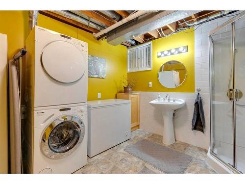 407 Whiteridge Crescent Ne, Calgary, AB - Indoor Photo Showing Laundry Room