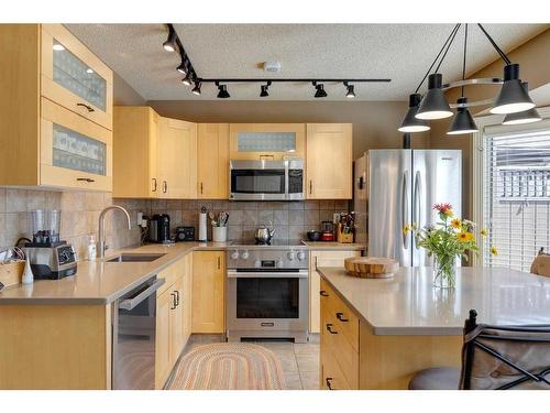 407 Whiteridge Crescent Ne, Calgary, AB - Indoor Photo Showing Kitchen